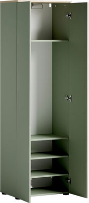 Offener grüner Garderobenschrank mit mehreren Regalböden und Kleiderstange, Perspektive von vorne.