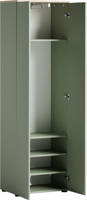 Offener grüner Garderobenschrank mit mehreren Regalböden und Kleiderstange, Perspektive von vorne.