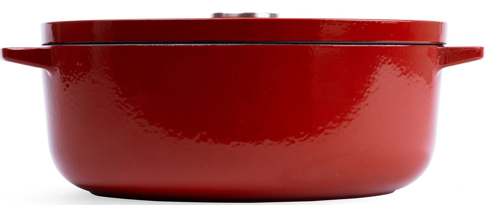 Roter ovaler Gusseisen-Bräter mit Deckel, seitliche Perspektive