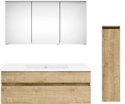 Badkombination mit Spiegelschrank, Waschbeckenunterschrank und hohem Schrank in Holzoptik, Frontalansicht.