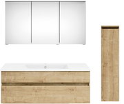 Badkombination mit Spiegelschrank, Waschbeckenunterschrank und hohem Schrank in Holzoptik, Frontalansicht.