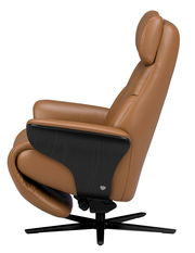 Seitliche Ansicht eines braunen Relaxsessels mit schwarzem Holzdetail und drehbarem Fuß.