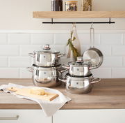 Topfset Quality One 5-tlg. aus Edelstahl, seitliche Perspektive auf einer Küchenarbeitsplatte, mit einem Schneidebrett und Butter im Vordergrund.