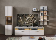 Moderne Wandkombination in Weiß mit TV-Schrank, Regalen und dekorativer Beleuchtung, frontal betrachtet.