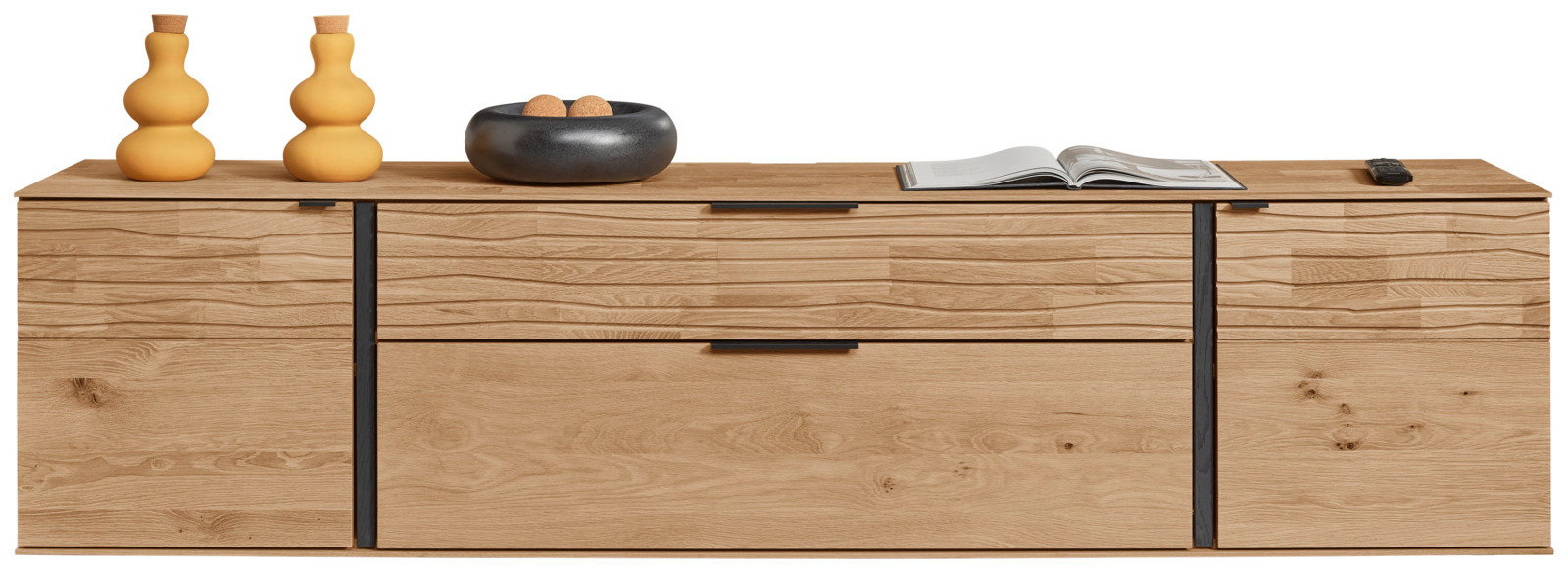 Moderne wandcombinatie van hout met twee gele vazen, een zwarte schaal en een open boek bovenop, gezien vanaf de voorkant.