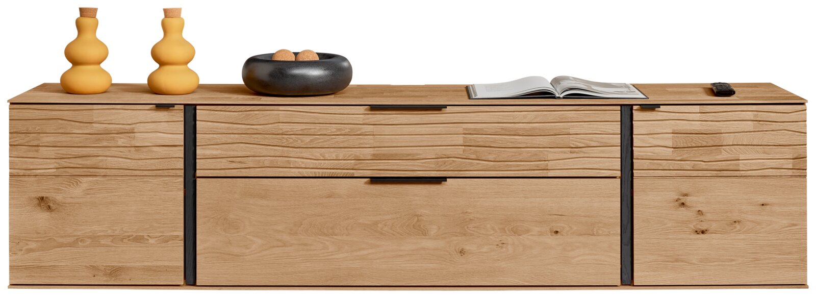 Moderne wandcombinatie van hout met twee gele vazen, een zwarte schaal en een open boek bovenop, gezien vanaf de voorkant.