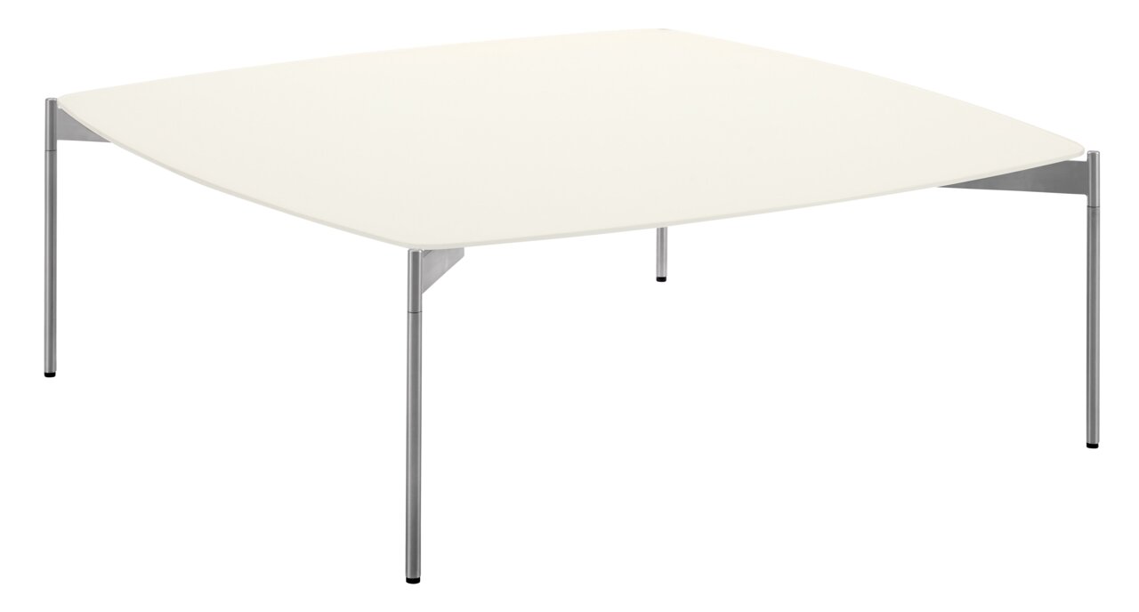 Moderner Couchtisch mit weißer Tischplatte und schlanken Metallbeinen, seitliche Perspektive