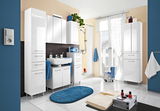 Modernes Badezimmer mit weißem Highboard, Waschtischunterschrank und Spiegelschrank in frontaler Perspektive.