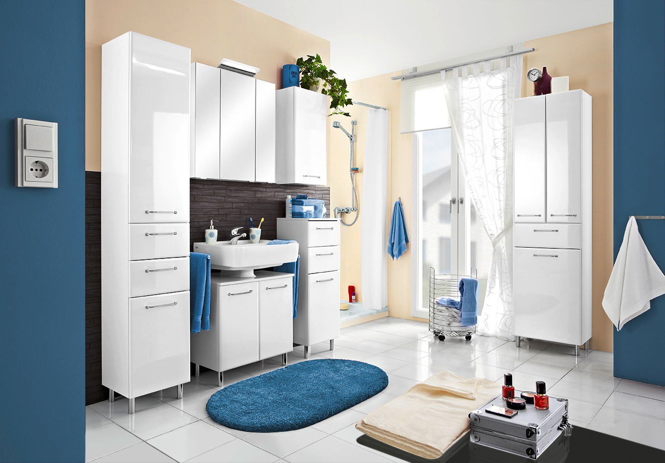 XORA Highboard FILO Modernes Badezimmer mit weißem Highboard, Waschtischunterschrank und Spiegelschrank in frontaler Perspektive.