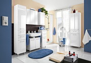 Modernes Badezimmer mit weißem Highboard, Waschtischunterschrank und Spiegelschrank in frontaler Perspektive.