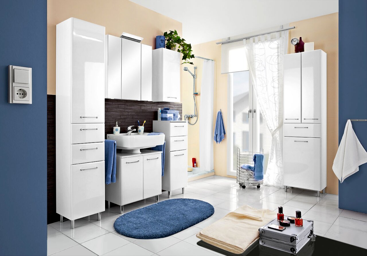 Modernes Badezimmer mit weißem Highboard, Waschtischunterschrank und Spiegelschrank in frontaler Perspektive.