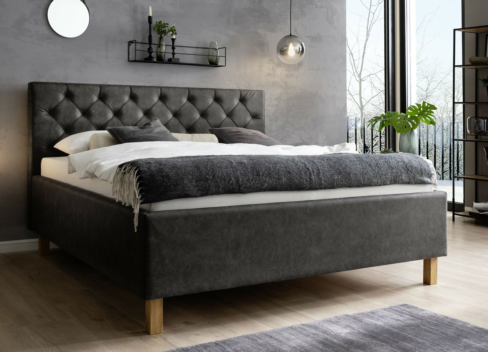 Polsterbett in modernem Schlafzimmer, seitliche Perspektive