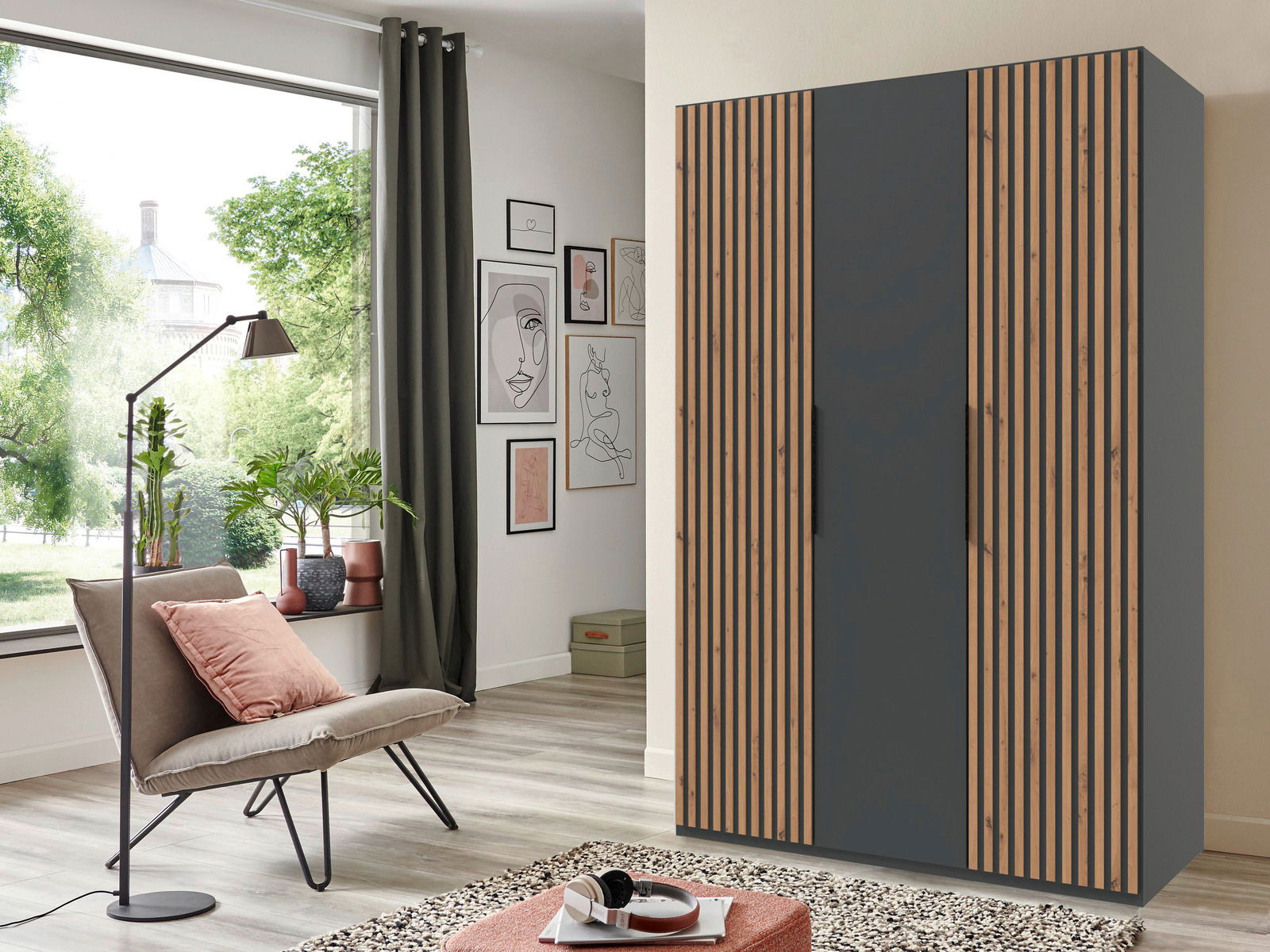 Drehtürenschrank 3-türig ANDORRA in modernem Design mit Holz- und Grautönen, frontale Perspektive.