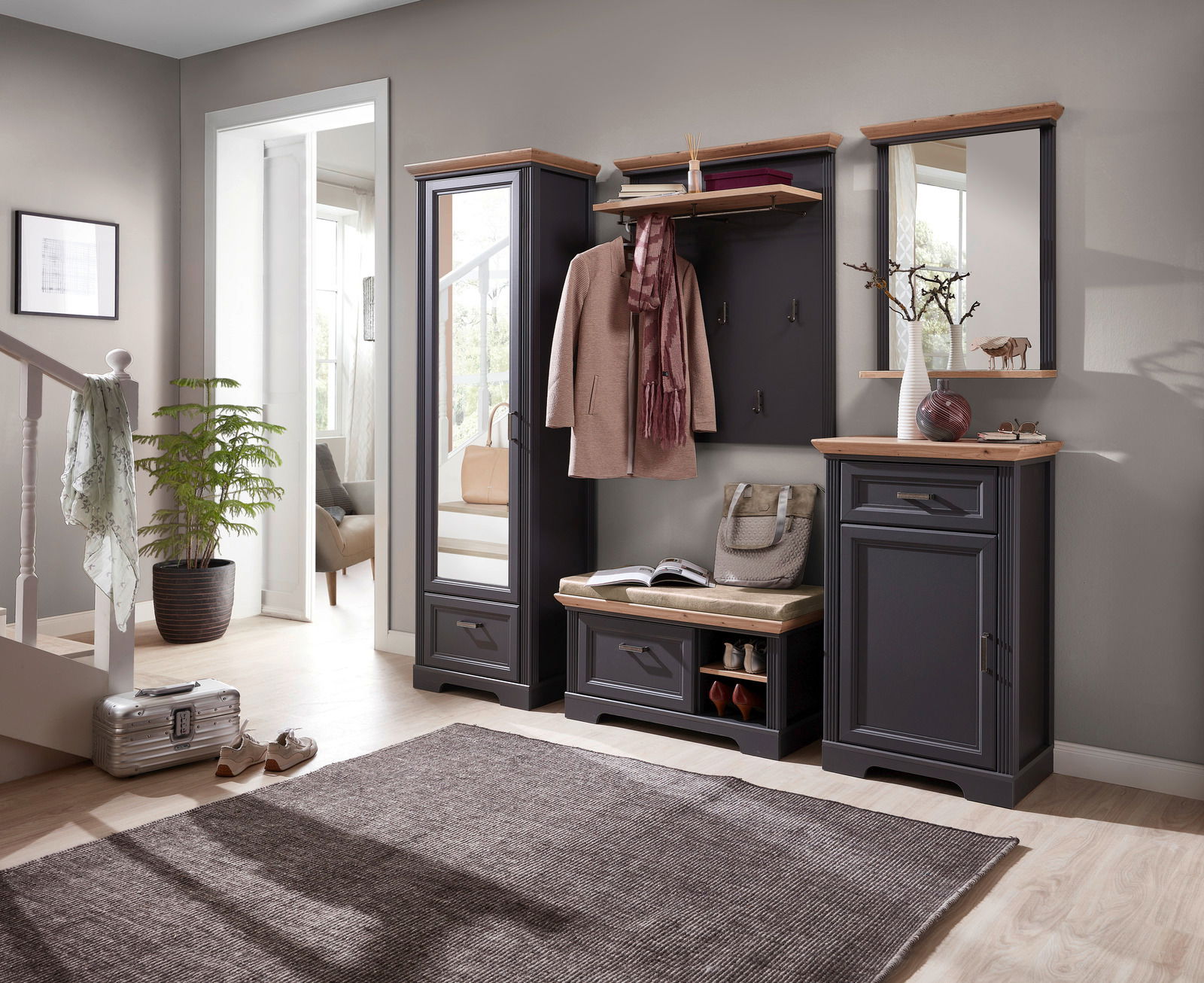 Garderoben-Set in dunklem Holz mit Spiegel, Schuhschrank und Sitzbank, seitliche Perspektive
