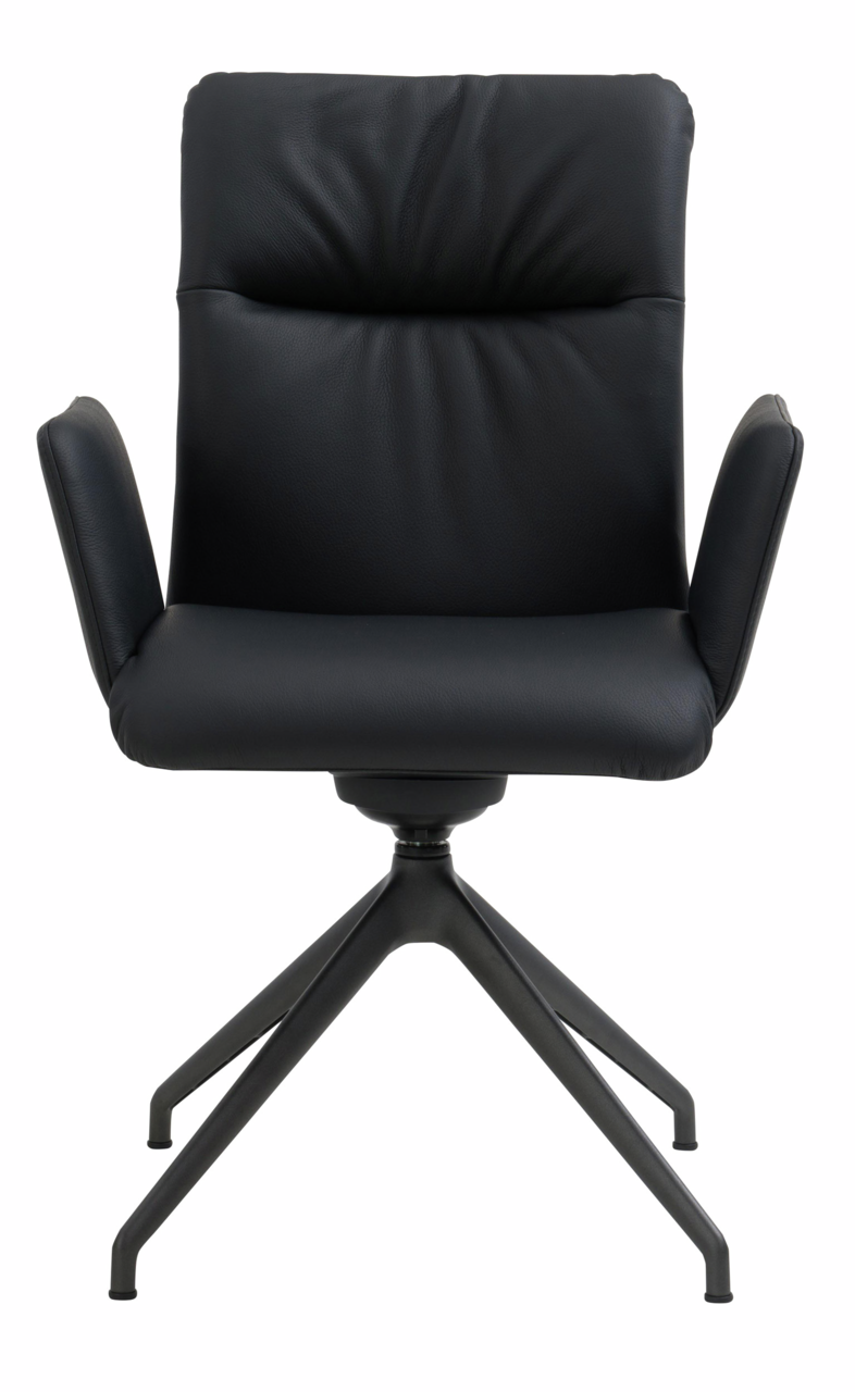 Schwarzer Armlehnstuhl mit modernem Design, frontal fotografiert, auf einem vierbeinigen Metallgestell.