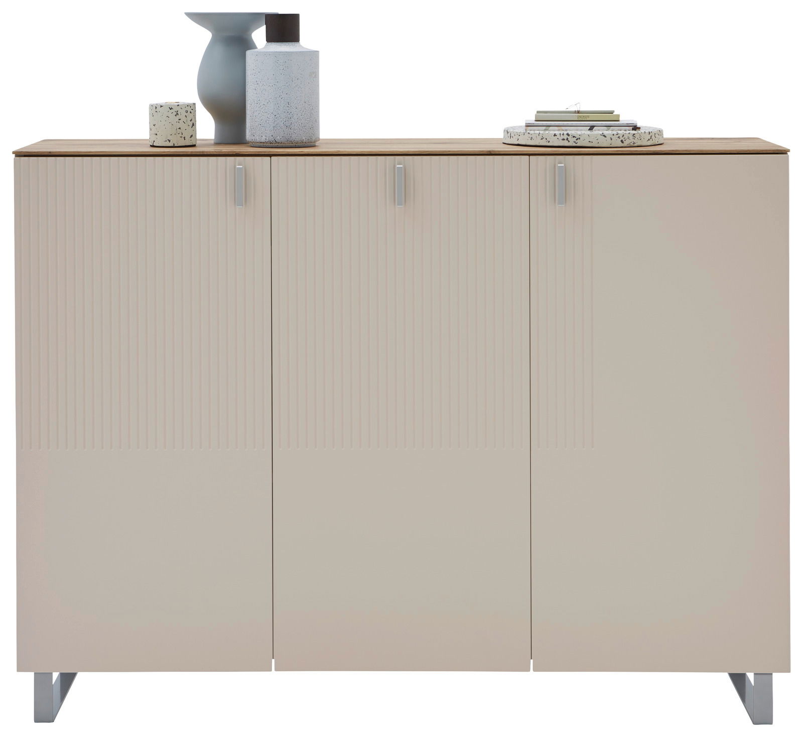 XL-Schuhschrank in Beige mit drei Türen, dekoriert mit Vasen und Büchern auf der Oberseite, Frontalansicht