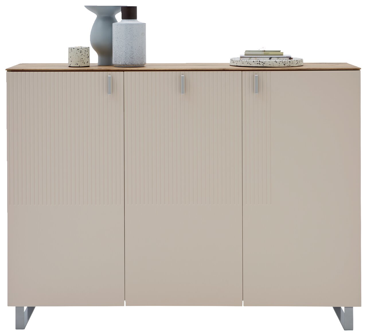 XL-schoenenkast in beige met drie deuren, versierd met vazen en boeken op de bovenkant, vooraanzicht