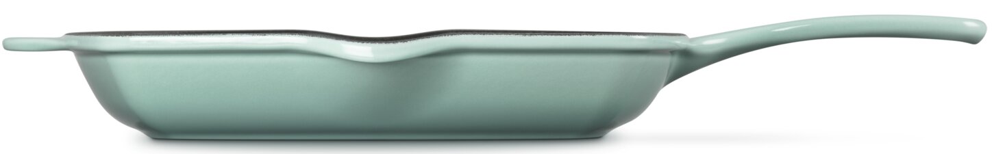 Mintgrüne gusseiserne Bratpfanne mit langem Griff, seitliche Ansicht (Profil) vor weißem Hintergrund