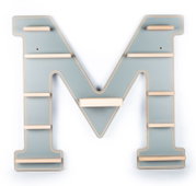 Buchstabenregal in Form des Buchstabens M in hellblau mit mehreren kleinen Holzablagen, frontale Ansicht vor weißem Hintergrund