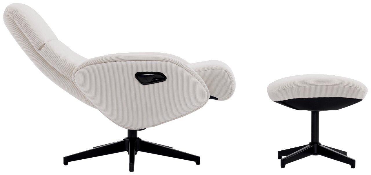 XORA Relaxsessel mit Hocker MAYA Seitliche Ansicht eines cremefarbenen Relaxsessels mit Hocker, beide mit schwarzem Drehfuß.