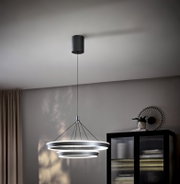 Moderne LED-Hängeleuchte mit drei ringförmigen Leuchtelementen, von der Decke hängend, seitliche Perspektive