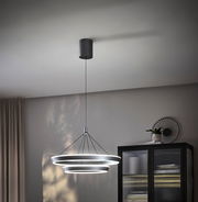 Moderne LED-Hängeleuchte mit drei ringförmigen Leuchtelementen, von der Decke hängend, seitliche Perspektive