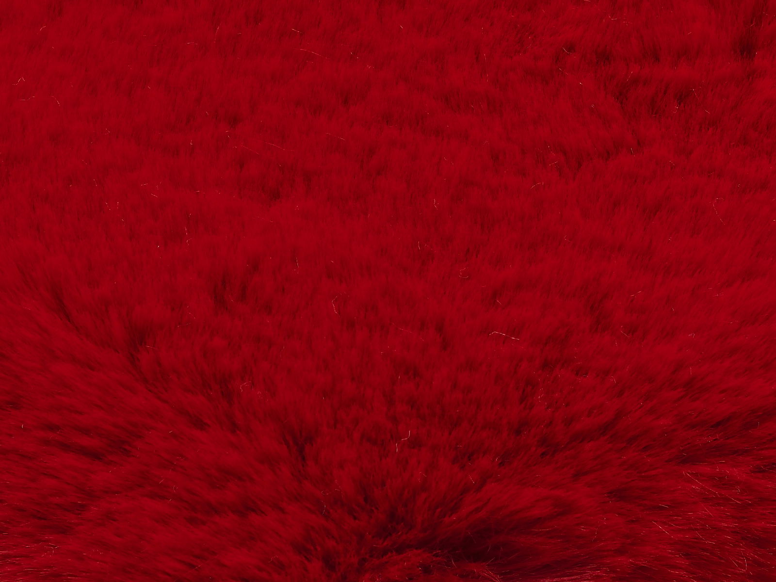 Nahaufnahme eines roten Fellteppichs mit weicher Textur.