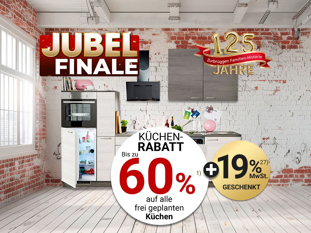 Moderne Küchenzeile vor Backsteinwand mit geöffnetem Kühlschrank und Jubiläumsbanner „125 Jahre – Jubel Finale“