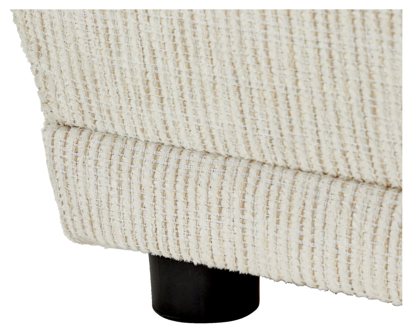 Close-up van de gestructureerde, crèmekleurige bekleding van een recamier met zwarte poten, gezien vanaf de zijkant.