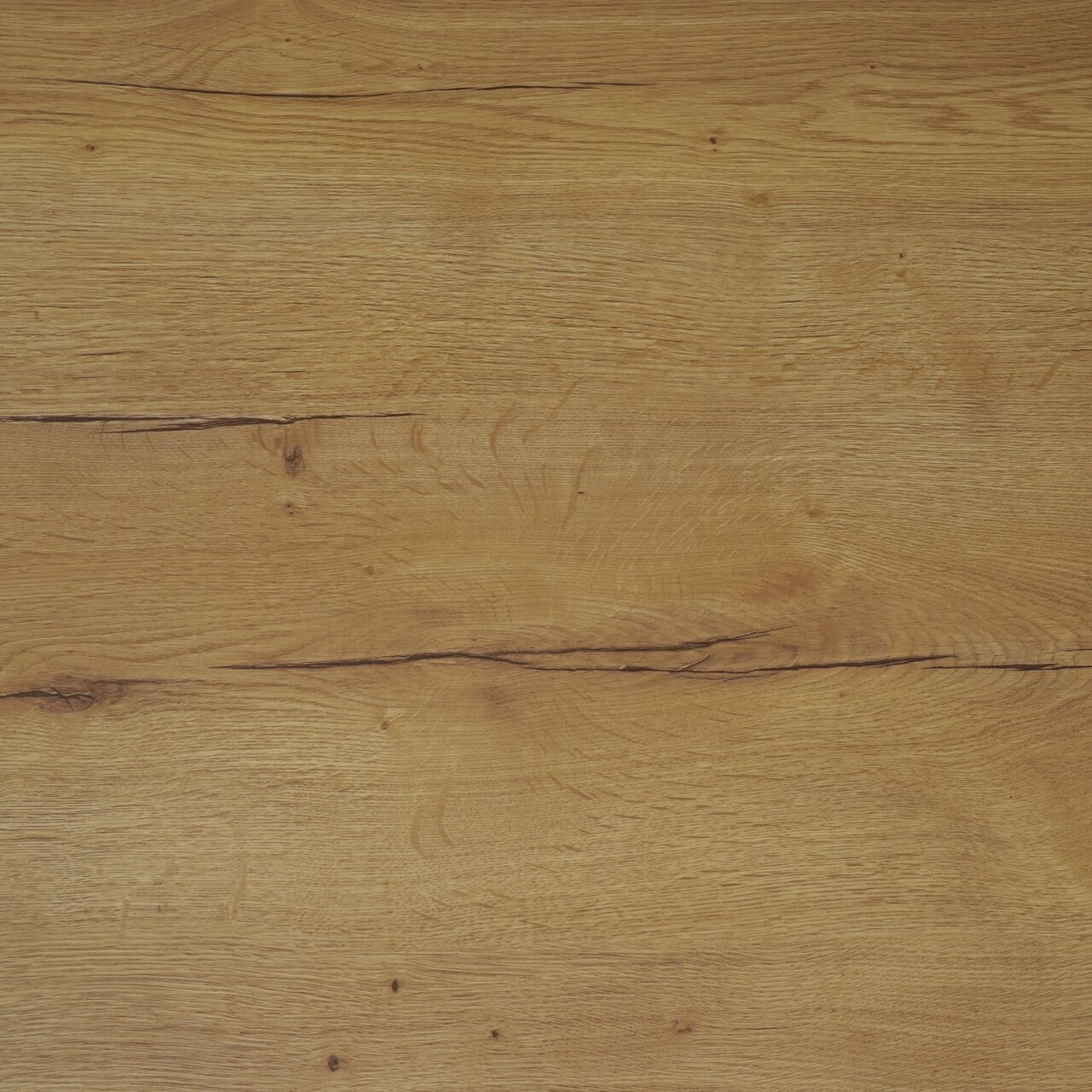 Nahaufnahme einer Holzoberfläche mit natürlicher Maserung, aus der Vogelperspektive aufgenommen.