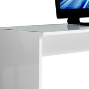 Moderner weißer Schreibtisch mit Glasplatte, seitliche Perspektive, mit einem Monitor darauf.