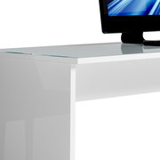 Moderner weißer Schreibtisch mit Glasplatte, seitliche Perspektive, mit einem Monitor darauf.
