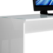 Moderner weißer Schreibtisch mit Glasplatte, seitliche Perspektive, mit einem Monitor darauf.