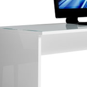 Moderner weißer Schreibtisch mit Glasplatte, seitliche Perspektive, mit einem Monitor darauf.