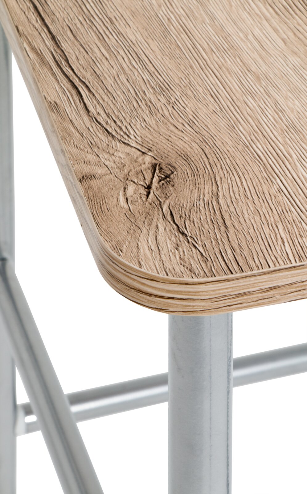 Nahaufnahme eines Herrendienerstuhls mit Holzoberfläche und Metallbeinen, Perspektive von oben.