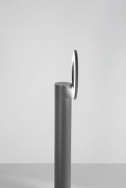 Seitenansicht einer modernen LED-Pollerleuchte mit rundem Leuchtelement auf einem schlanken, zylindrischen Sockel.