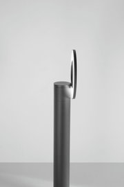 Seitenansicht einer modernen LED-Pollerleuchte mit rundem Leuchtelement auf einem schlanken, zylindrischen Sockel.