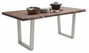 Moderner Esstisch mit massiver Holzplatte und Metallbeinen, seitliche Perspektive