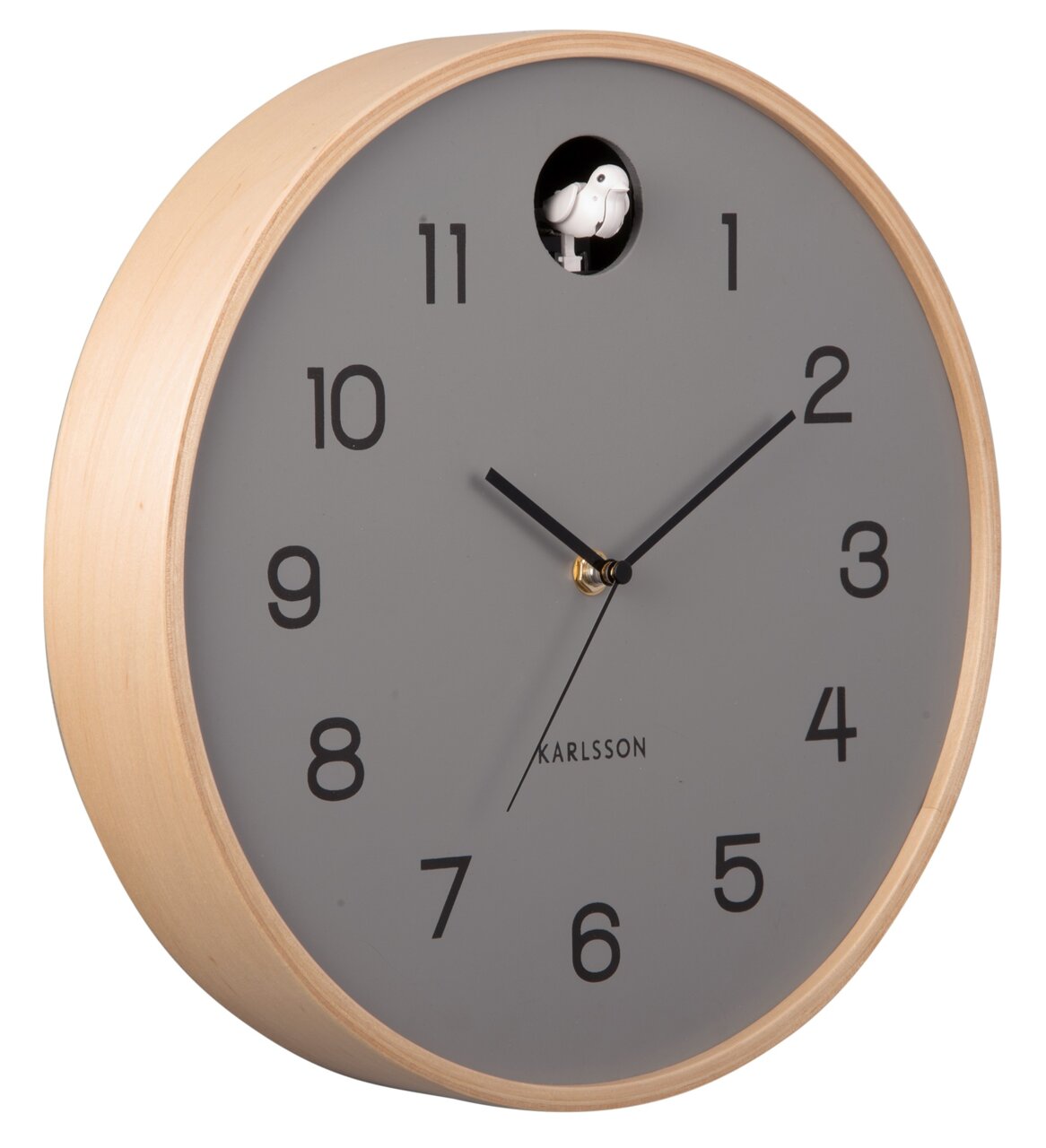 Moderne Wanduhr mit grauem Zifferblatt, schwarzen Zahlen und Zeigern, hellem Holzrahmen und kleinem Kuckucksvogel, seitliche Perspektive.