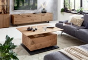 Moderner Couchtisch aus Holz in einem stilvollen Wohnzimmer, seitliche Perspektive