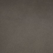 Nahaufnahme einer dunkelgrauen, strukturierten Oberfläche, möglicherweise Stoff oder Leder, von oben betrachtet.