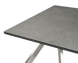 Moderner Esstisch mit grauer Tischplatte und Metallbeinen, seitliche Perspektive