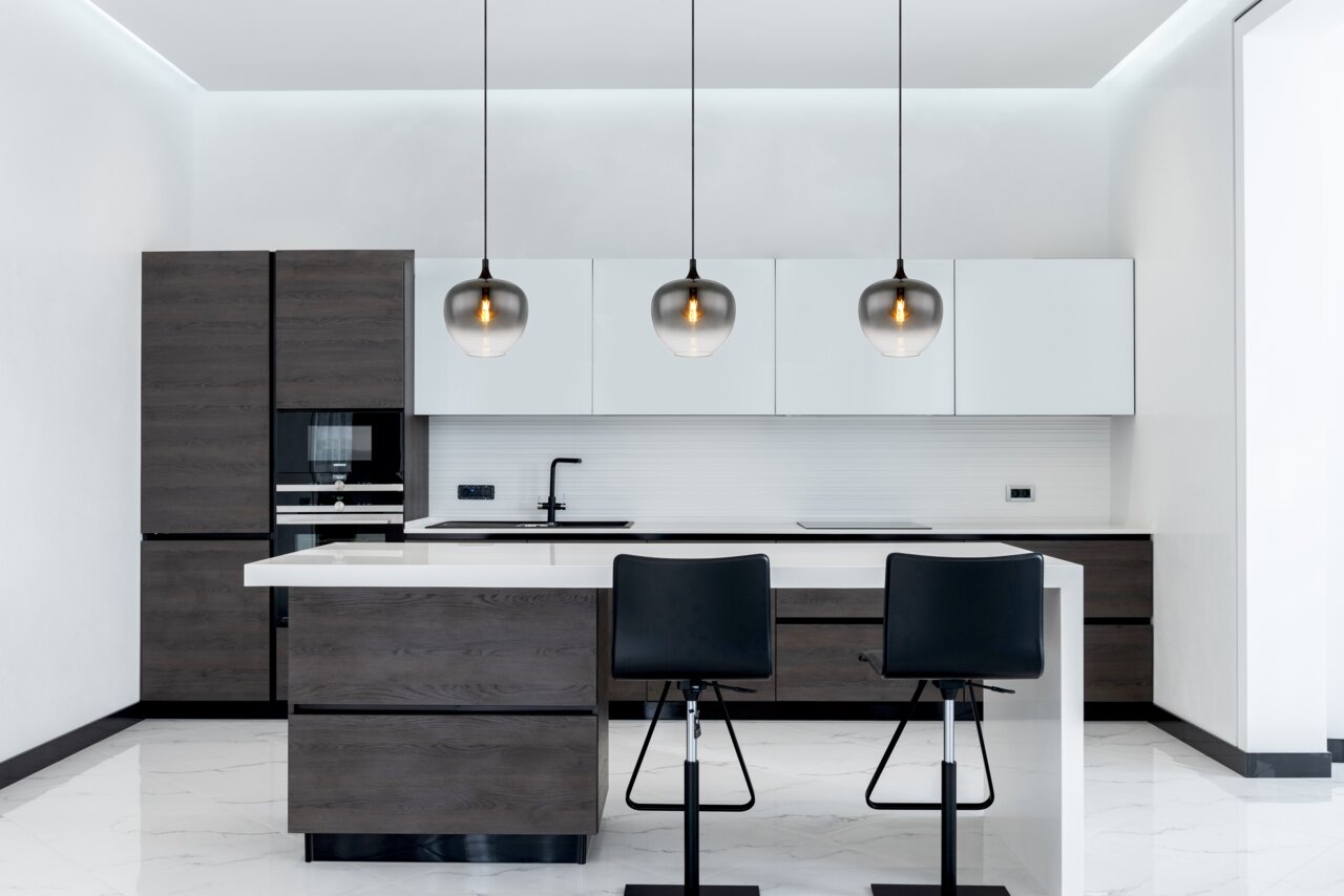 Globo Lighting Hängeleuchte MAXY Moderne Hängeleuchte in einer stilvollen Küche, aus der Frontperspektive betrachtet.