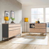 Modernes Wohnzimmer mit zwei Holzkommoden in natürlichem Licht, seitliche Perspektive