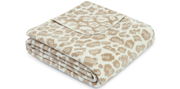 Gefaltete beige-weiße Wohndecke mit Leopardenmuster, seitliche Perspektive