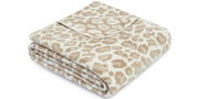Gefaltete beige-weiße Wohndecke mit Leopardenmuster, seitliche Perspektive