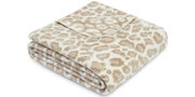 Gefaltete beige-weiße Wohndecke mit Leopardenmuster, seitliche Perspektive