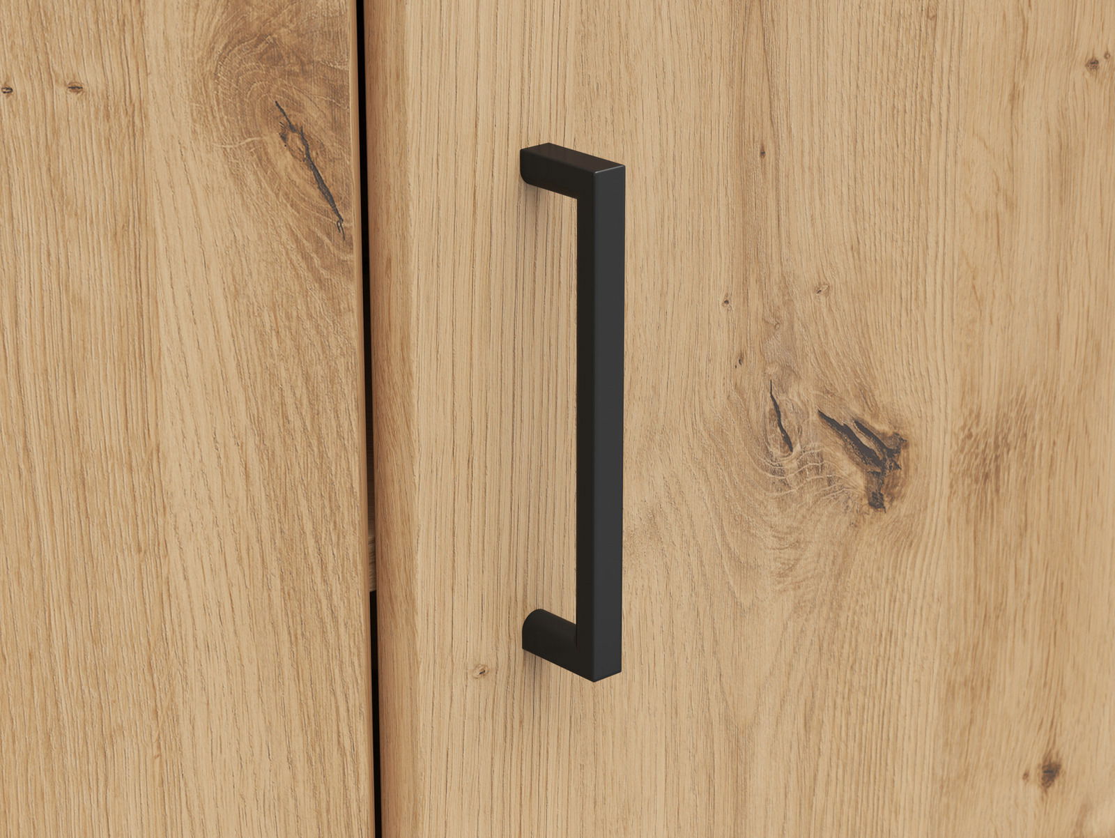 Nahaufnahme einer Holztür mit schwarzem Griff, Perspektive von vorne