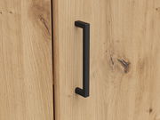 Nahaufnahme einer Holztür mit schwarzem Griff, Perspektive von vorne