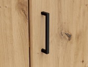 Nahaufnahme einer Holztür mit schwarzem Griff, Perspektive von vorne